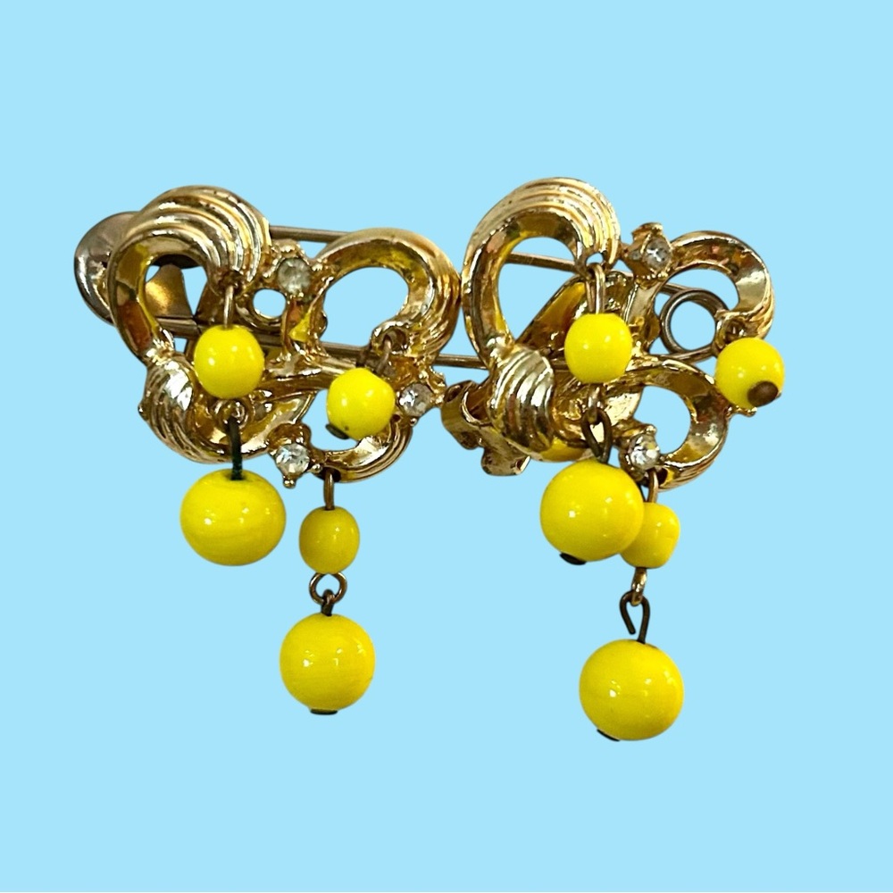 Sunny Yellow Vintage Cha Cha Milk Glass Earrings Clip-ons